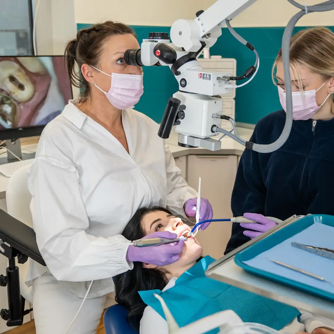 Zahnärztliche Behandlung mit Dentalmikroskop