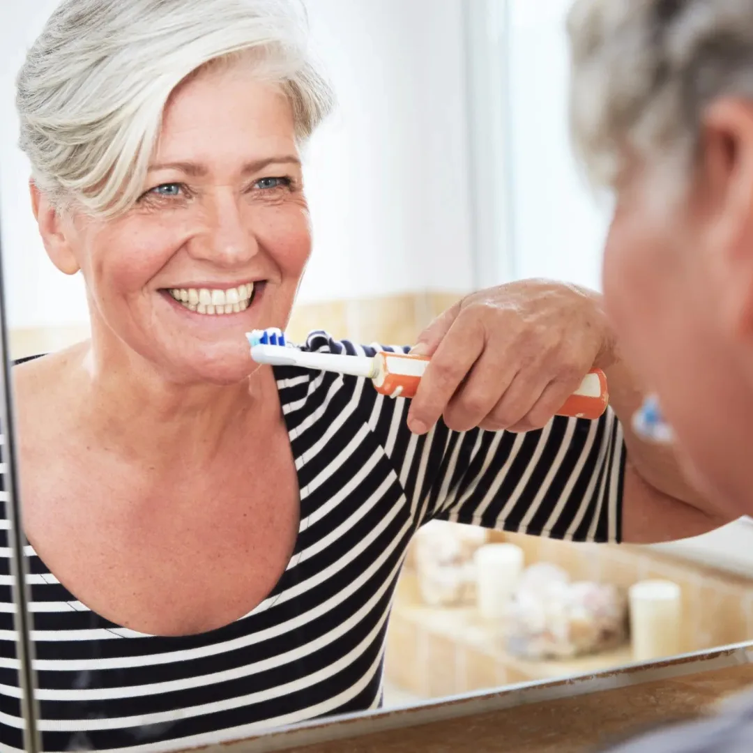 Frau, die sich die Zähne putzt